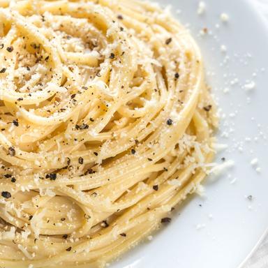 Authentic cacio e pepe recipe with creamy sauce, Pecorino Romano, and black pepper