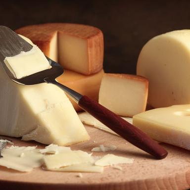 discover-famous-italian-cheeses-and-perfect-pairings-inrome-cooking Assorted famous Italian cheeses on a rustic board